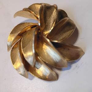 Vintage 70s Elegant Twisted Leaves Gold-Toned Brooch